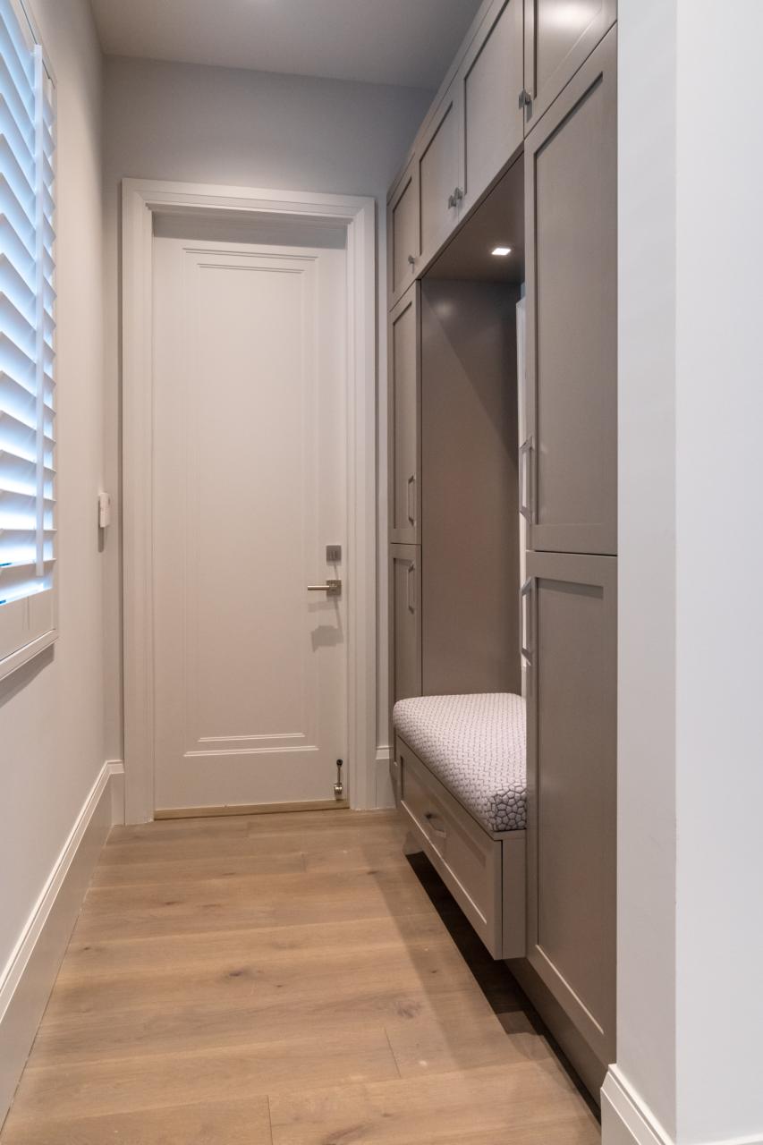 A mudroom features TS1000 doors in MDF with Miracle (MR) moulding and Flat (C) panel.