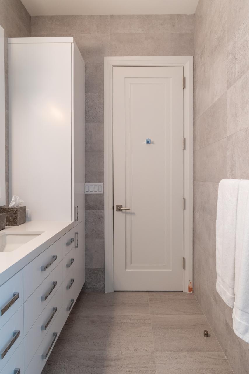 This guest room bath features TS1000 doors in MDF with Miracle (MR) moulding and Flat (C) panel.